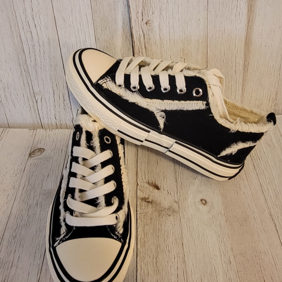 💥WINTER SALE💥GYPSY JAZZ/ VERY G- DAKO BLACK DISTRESSED SNEAKERS - Picture 4 of 8